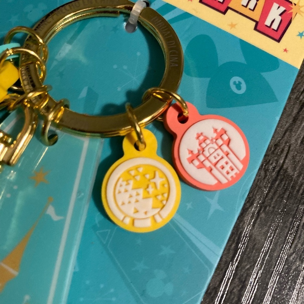 Play in the Park Disney Retro Hotel Keychain - Picture 4 of 7